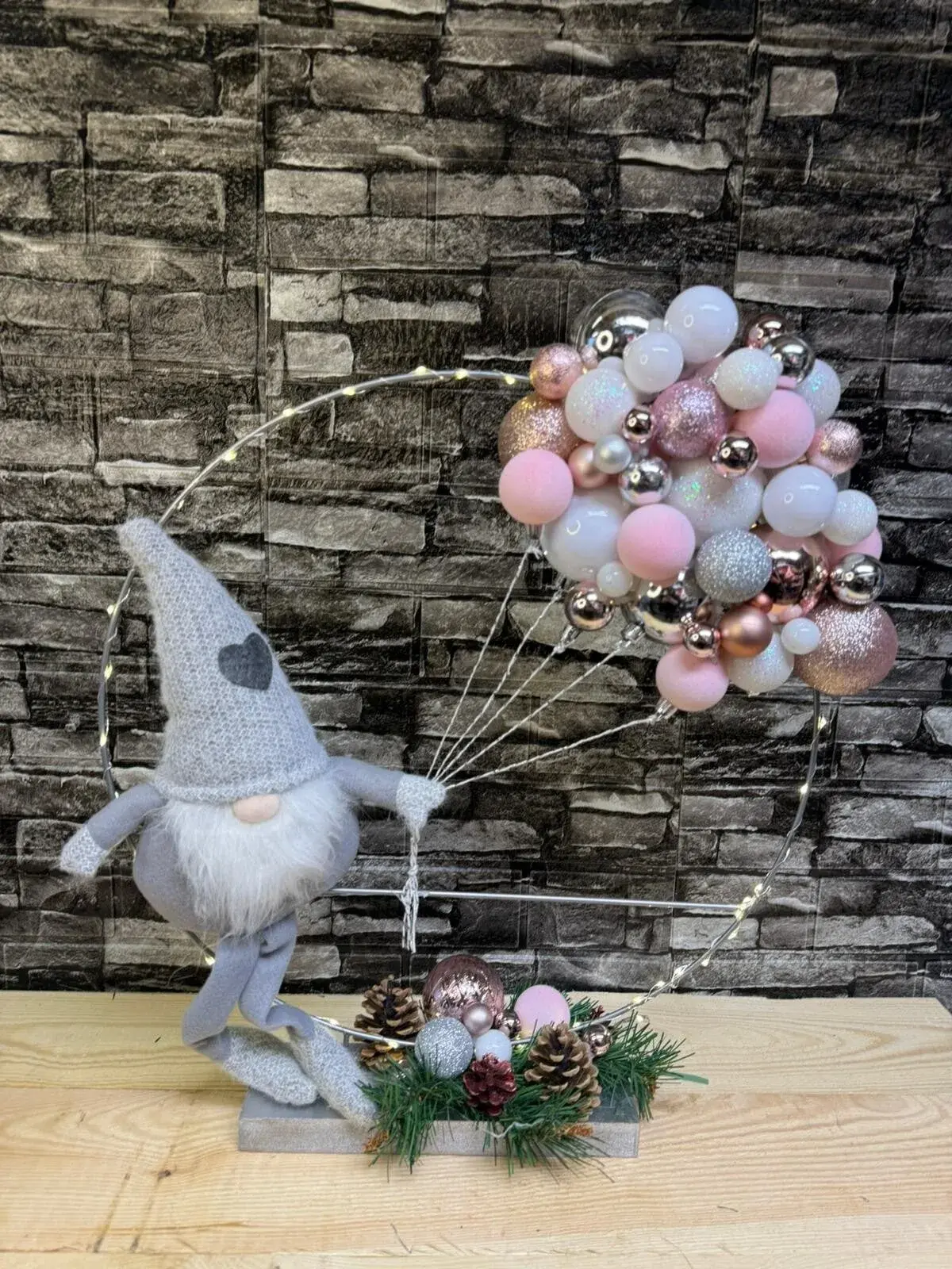 Wichtel mit rosa Ballons