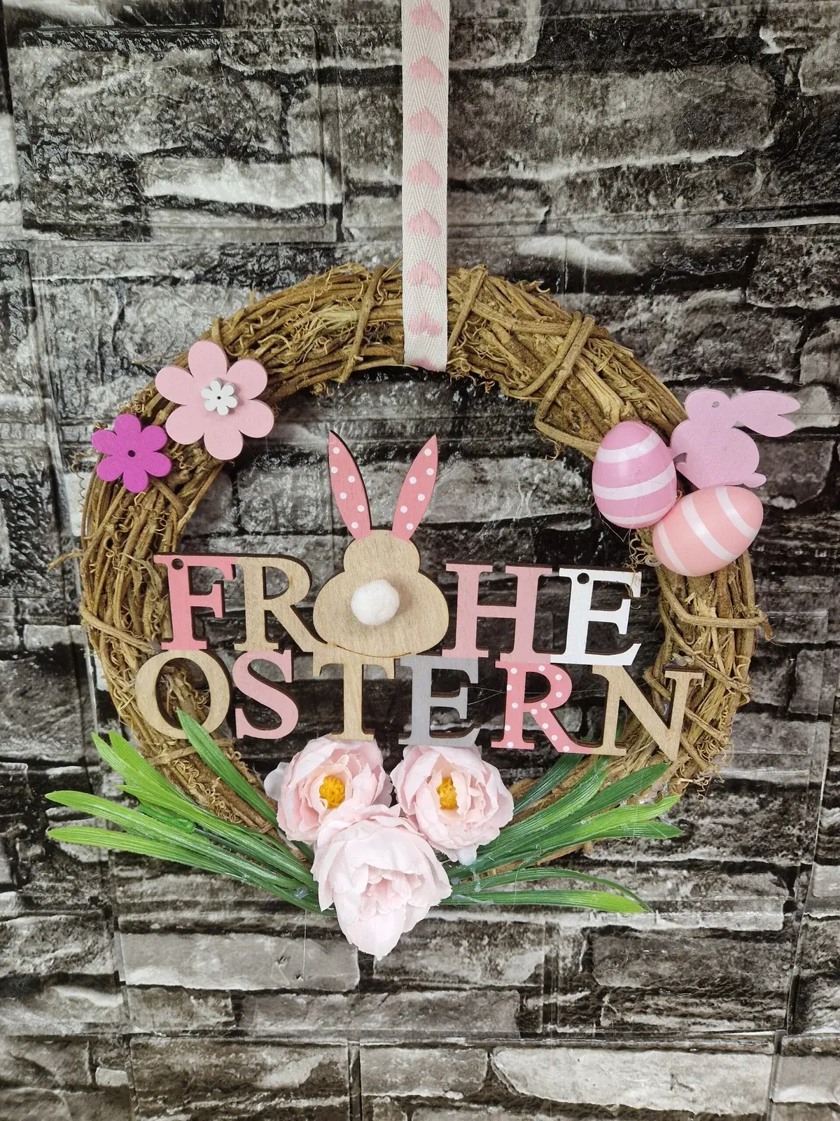 Osterkranz „Frohe Ostern“ mit Blüten und Ostereiern