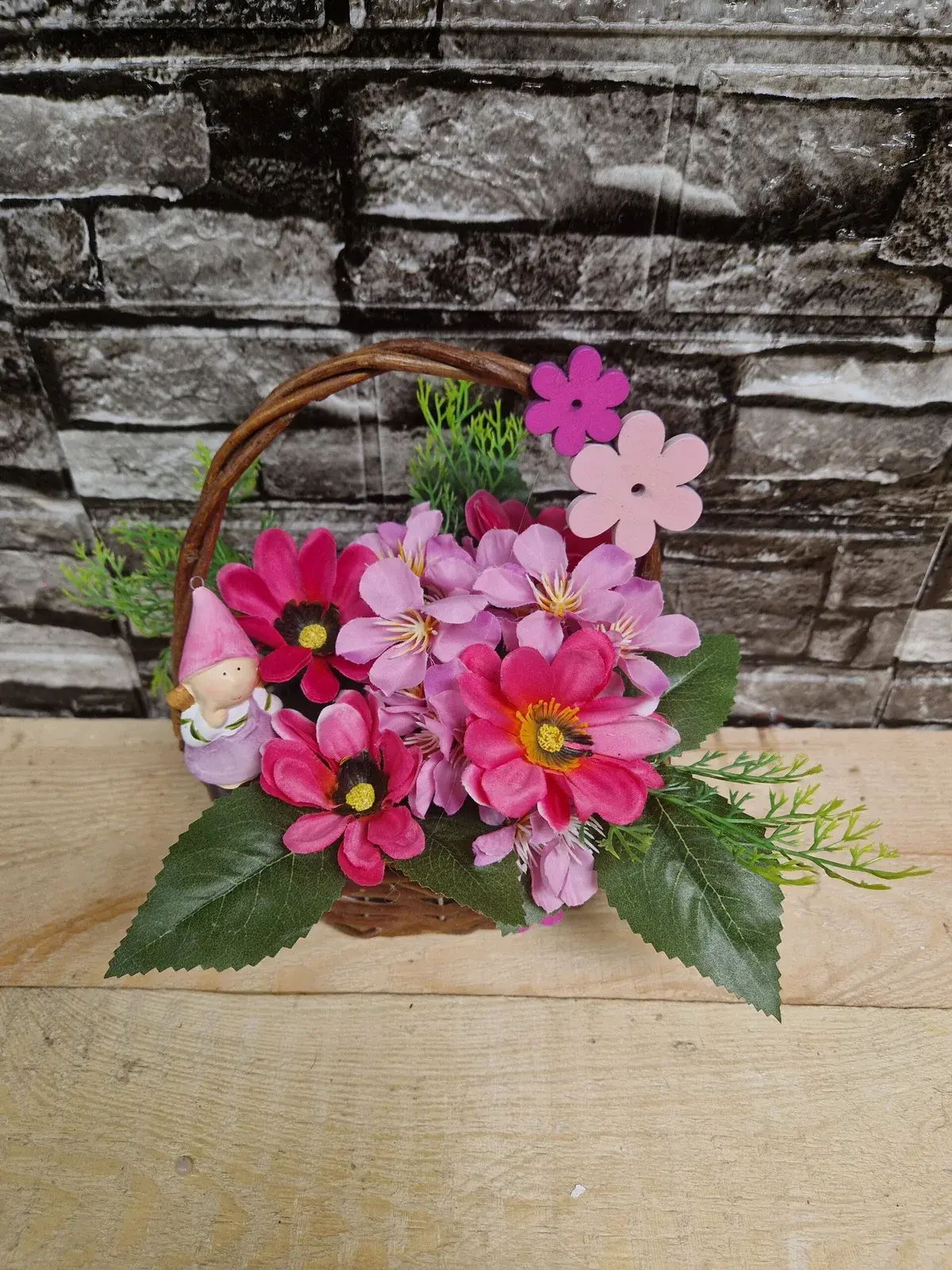 Blumenkörbchen mit Wichtel und rosa Blüten