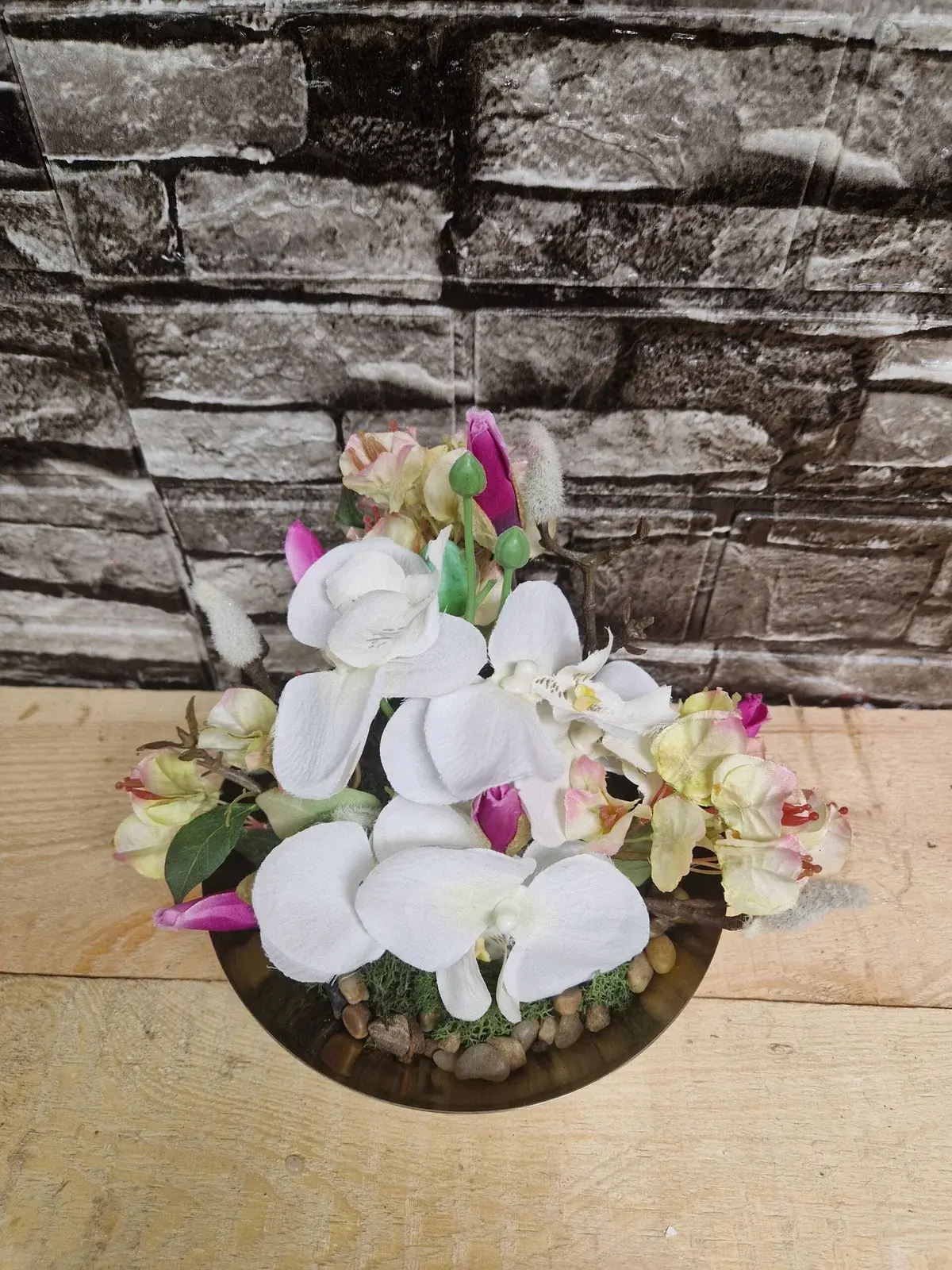 Blumengesteck mit Orchideen und Frühlingsblüten