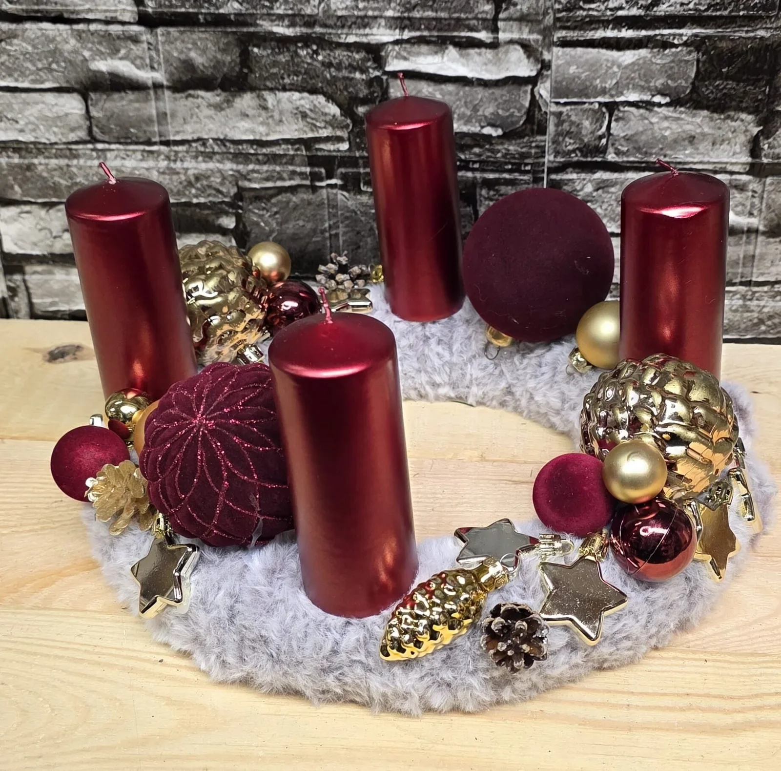 Adventsgesteck, rot / gold (Wolle)