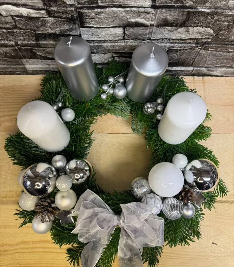 Adventskranz, silber / weiß mit echter Tanne
