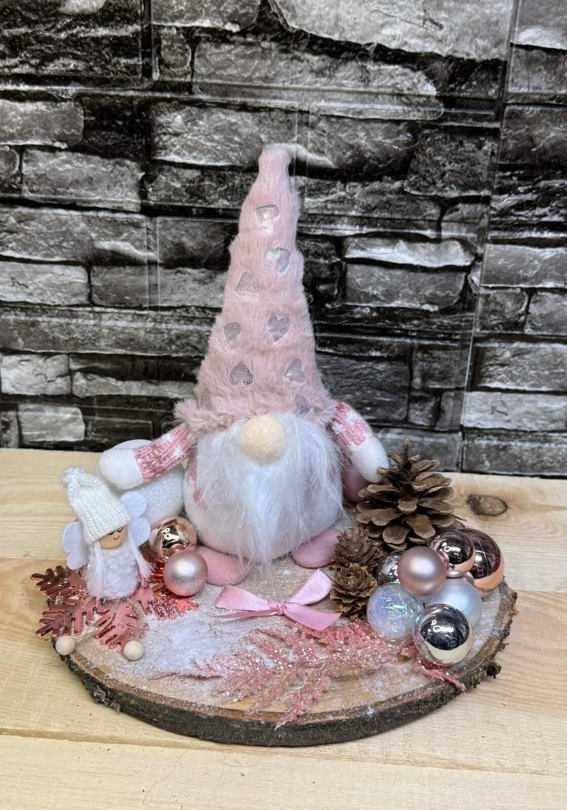 Holzscheibe, rosa Wichtel mit Engel
