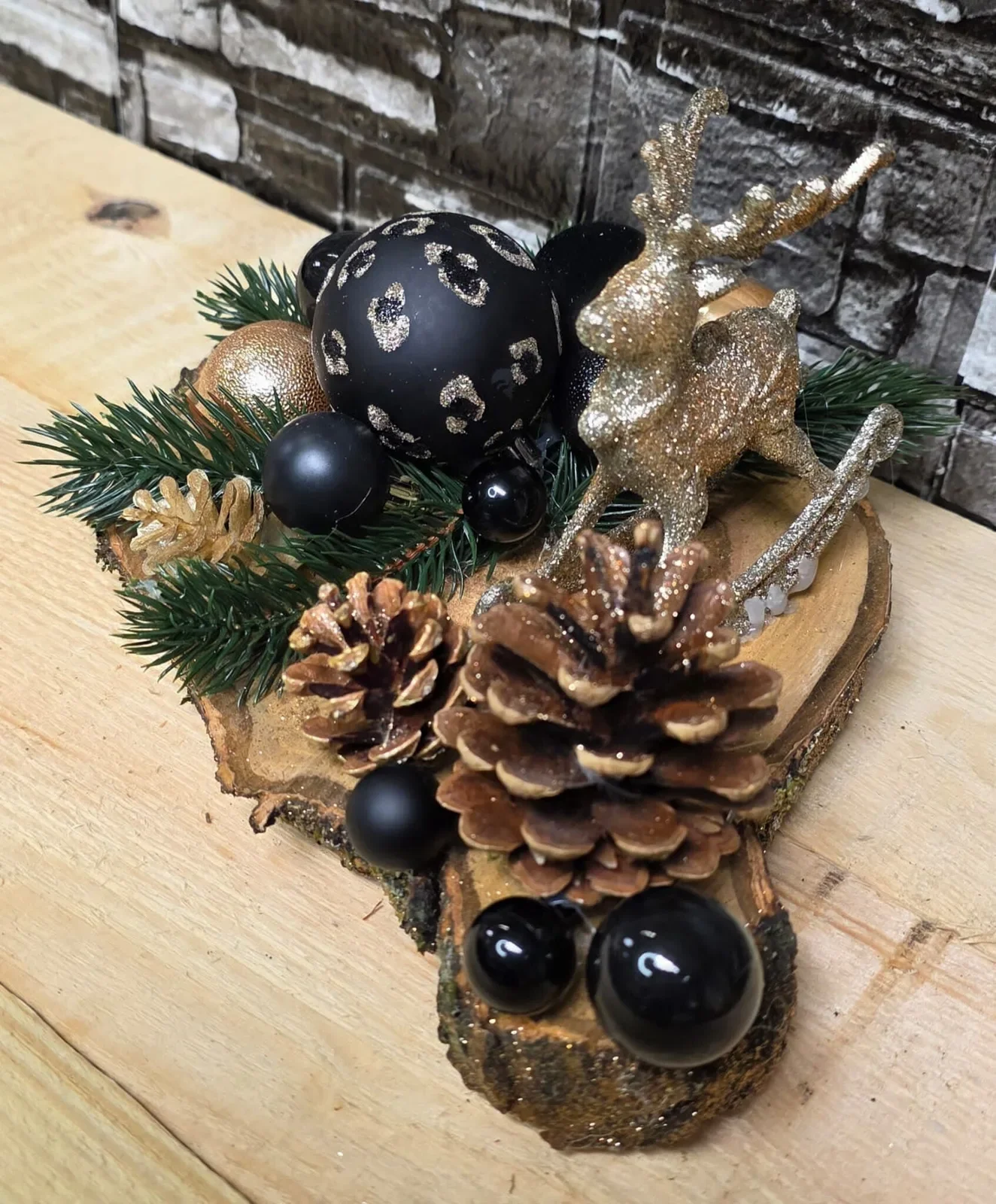 Holzscheibe mit Hirsch, schwarz / gold