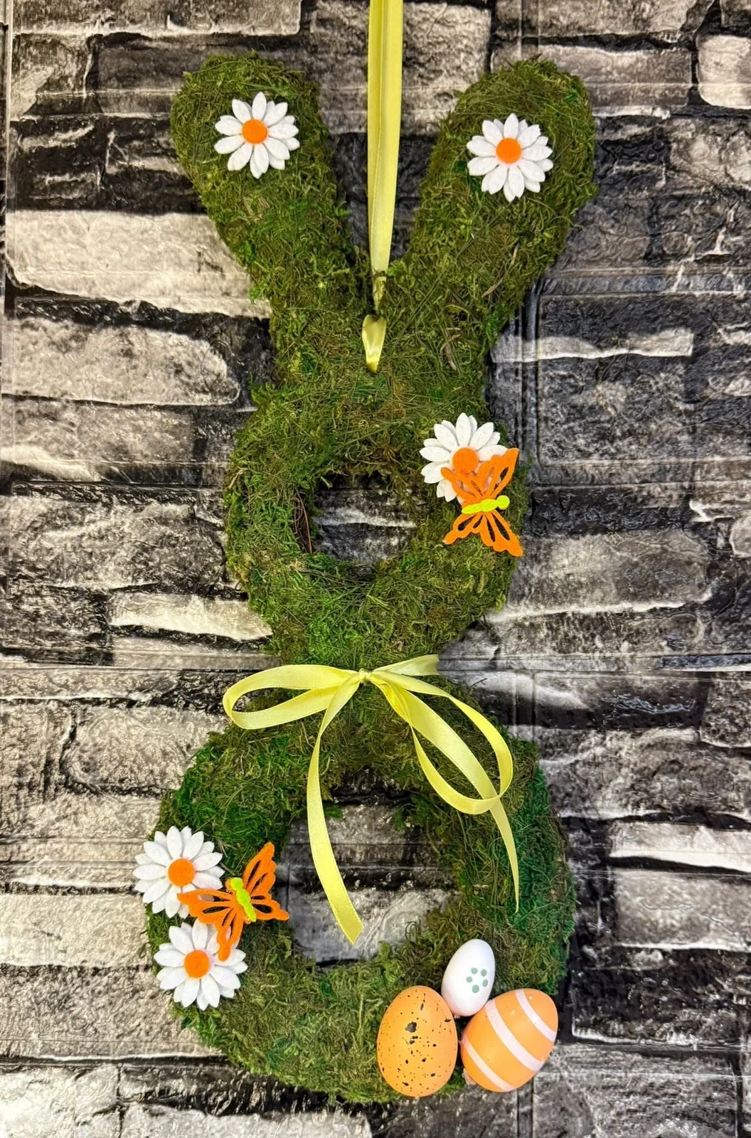 Mooskranz in Hasenform mit Blüten und Schmetterlingen