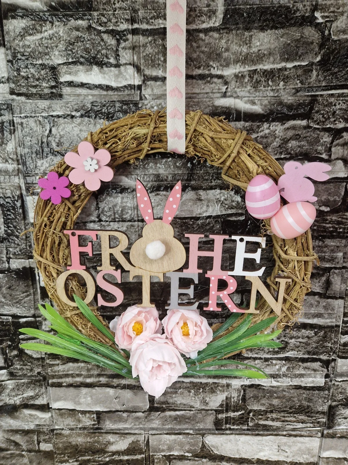 Osterkranz „Frohe Ostern“ mit Blüten und Ostereiern