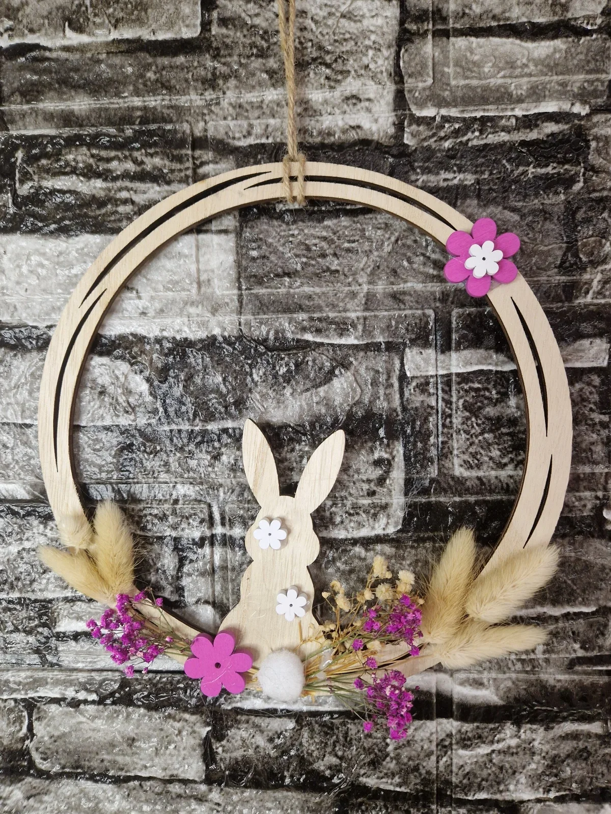 Moderner Osterkranz mit Holzhasen und Trockenblumen