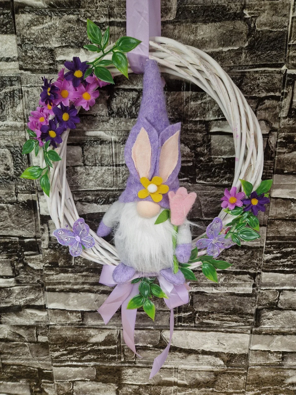 Türkranz mit Wichtel in Lila und Frühlingsblüten