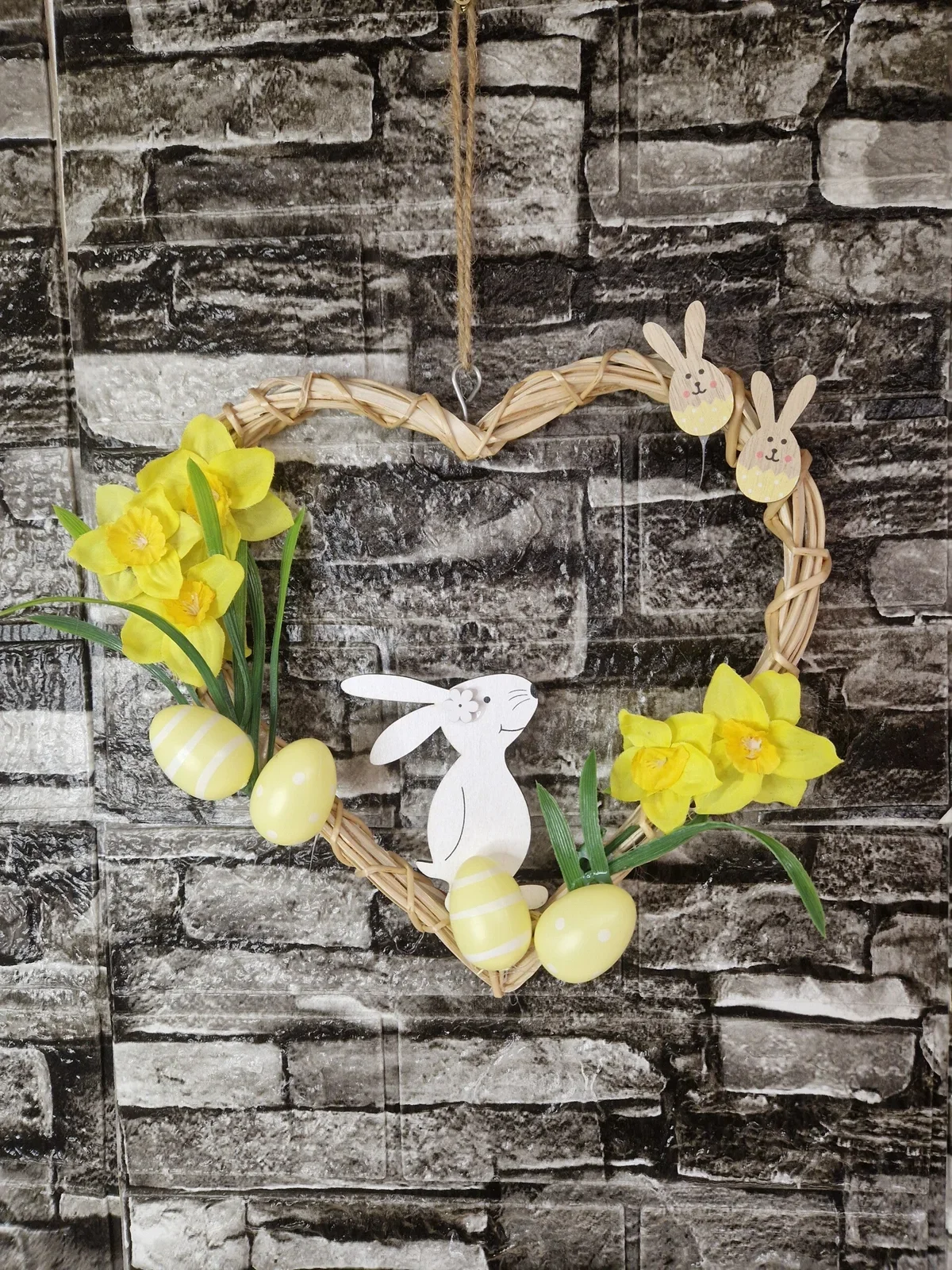 Osterherz mit Hase und Narzissen