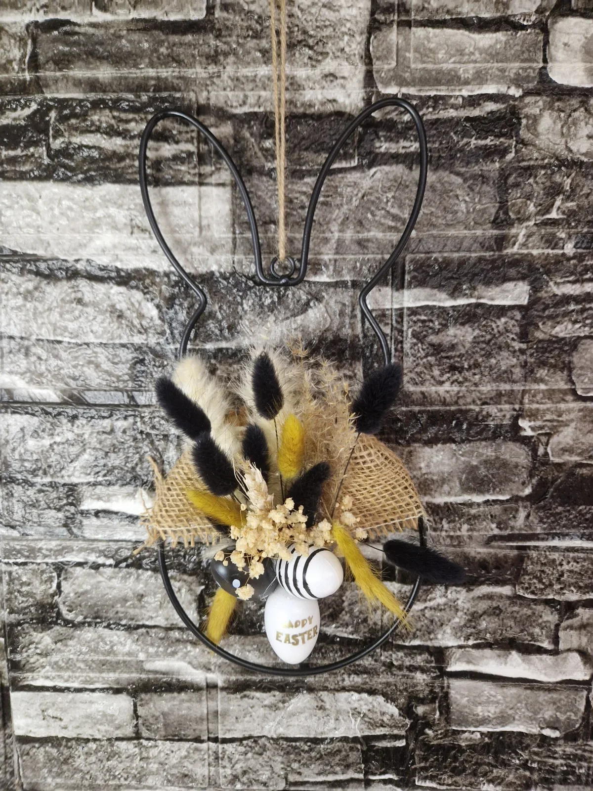 Moderner Osterkranz mit Hasenform und Trockenblumen