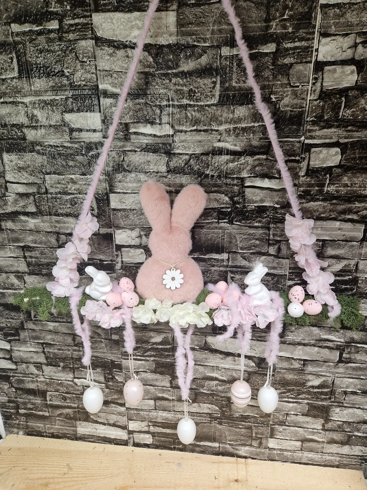 Osterdeko mit Hasenfigur auf Schaukel