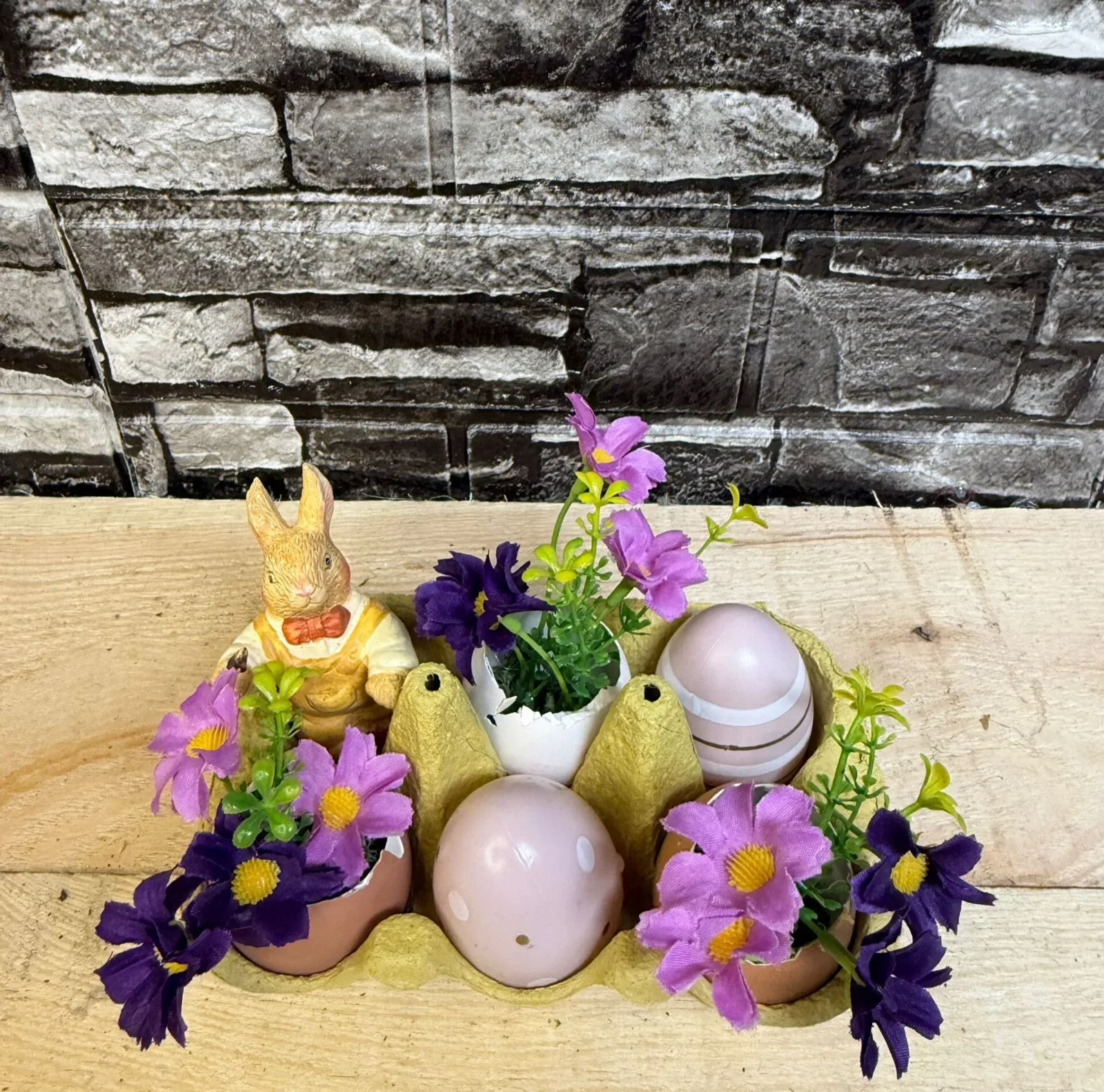 Osterdekoration mit Hase und Eierhalter