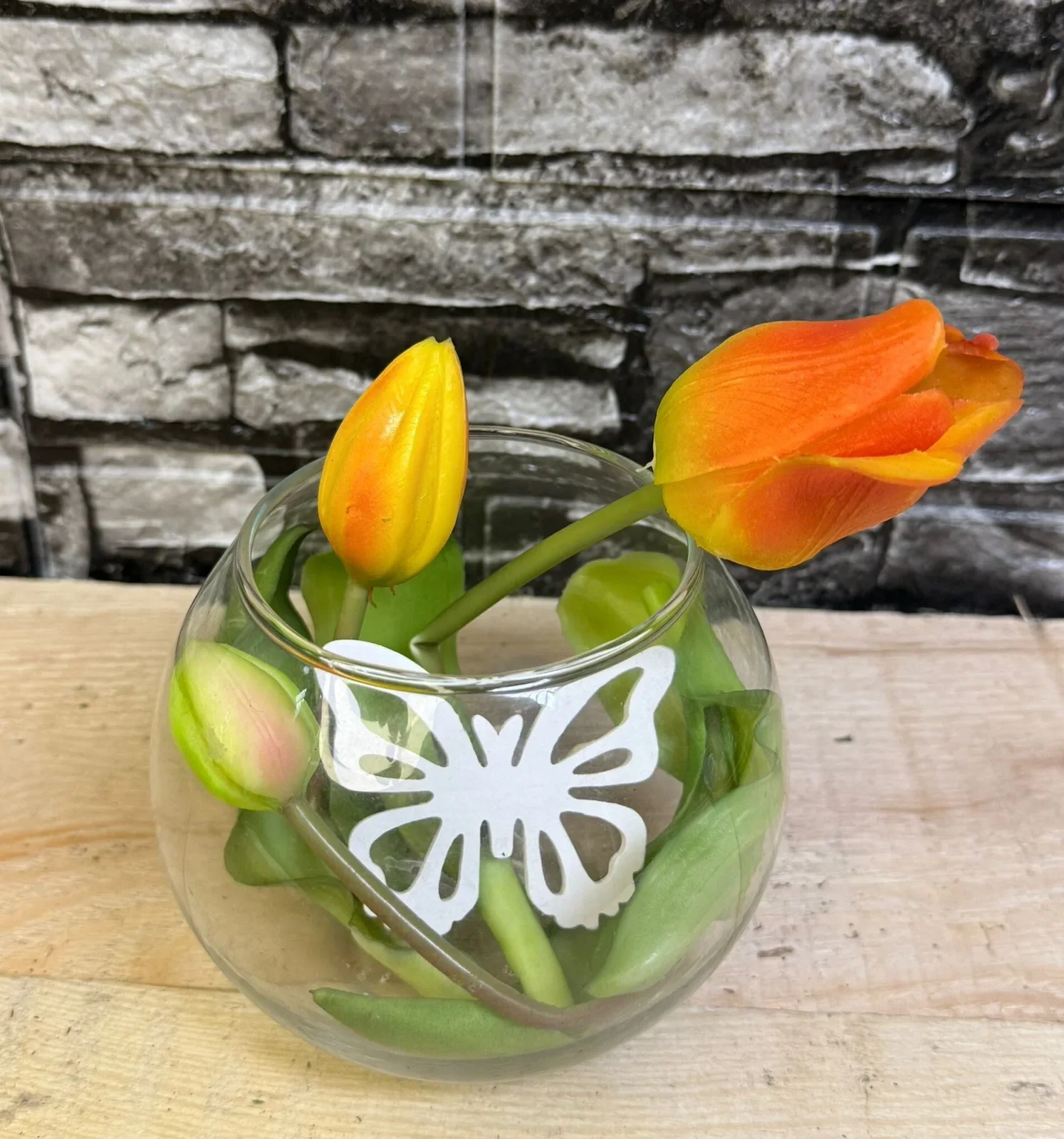 Glasvase mit Tulpen und Schmetterlingsmotiv