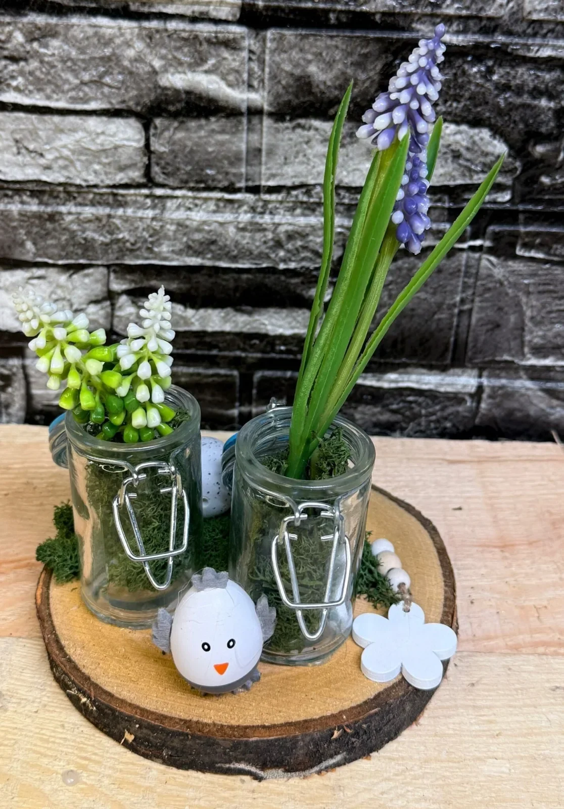 Frühlingsdeko mit Glasgefäßen und Muscari