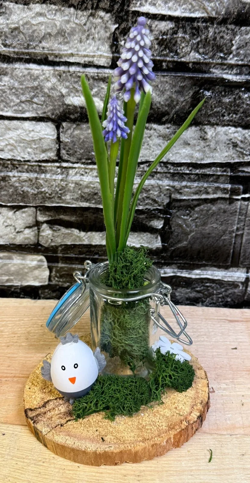 Frühlingsarrangement mit Glasgefäß und Muscari