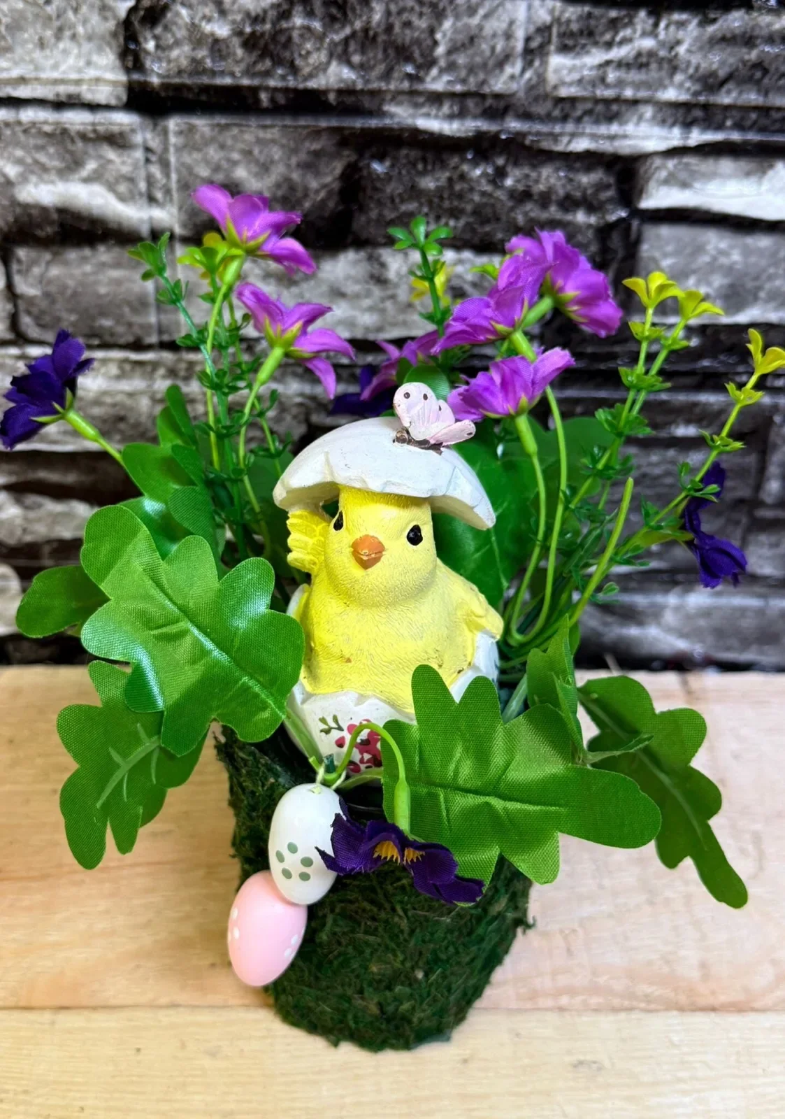 Osterdeko mit Küken im Ei