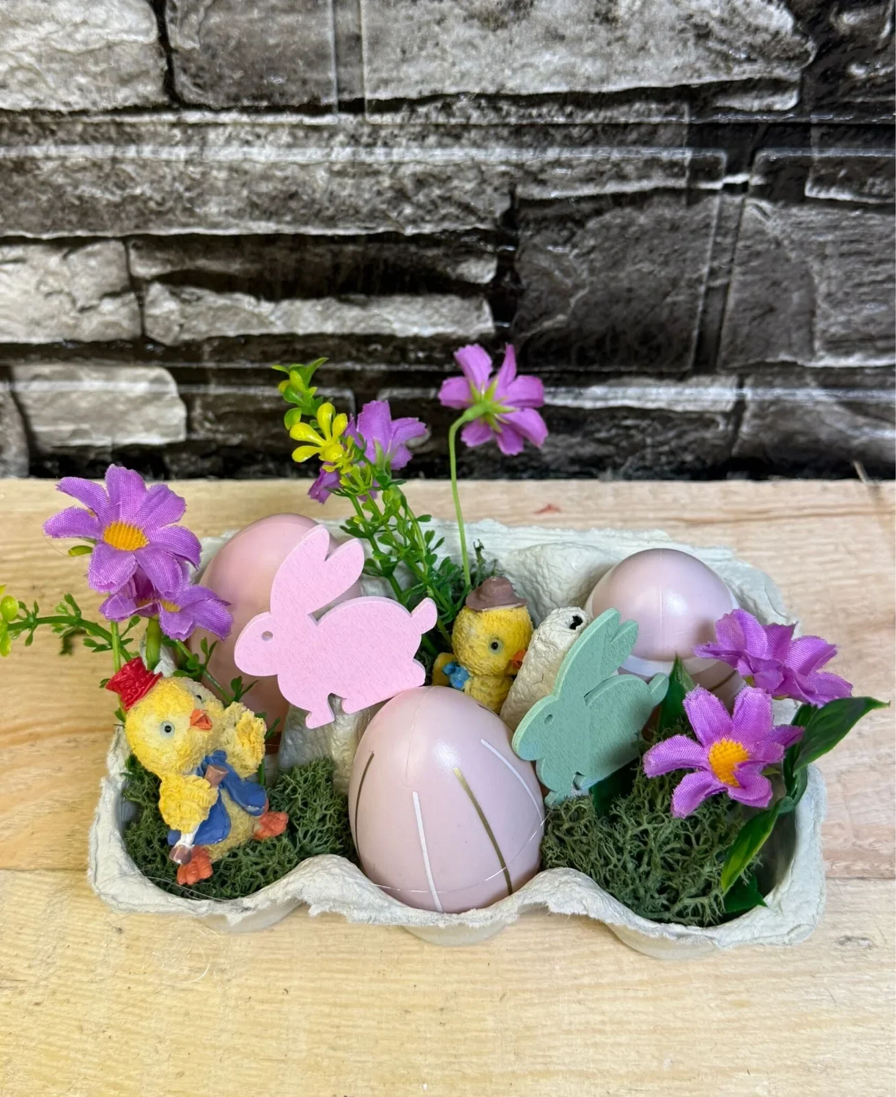 Osterarrangement im Eierkarton-Look