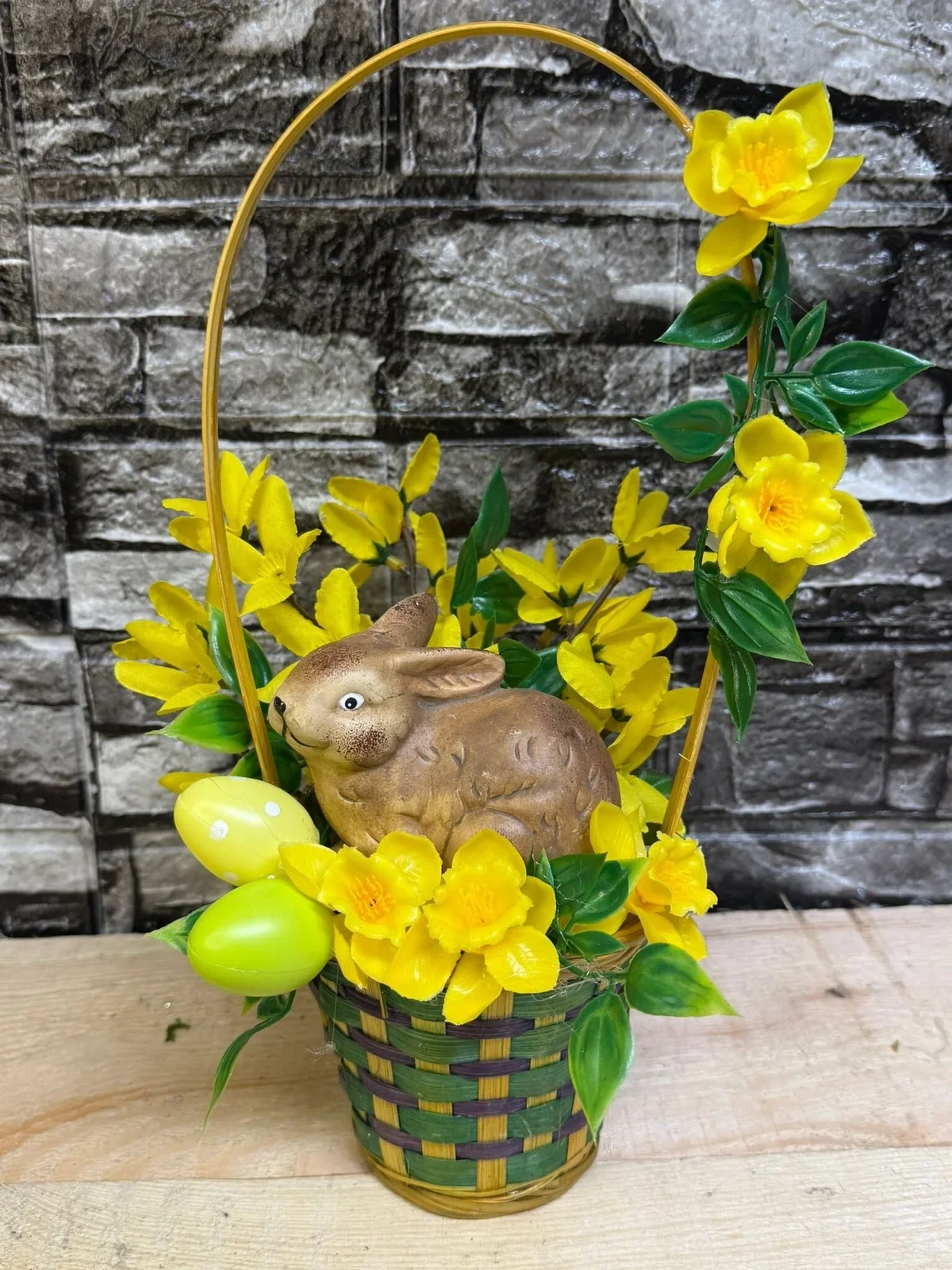 Frühlingskorb mit Hase und Narzissen