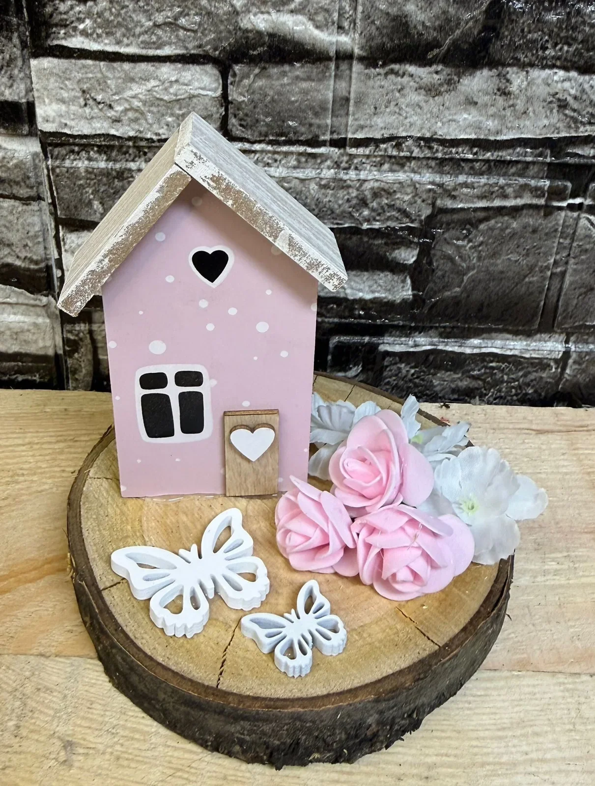 Frühlingsdeko mit rosa Häuschen und Schmetterlingen