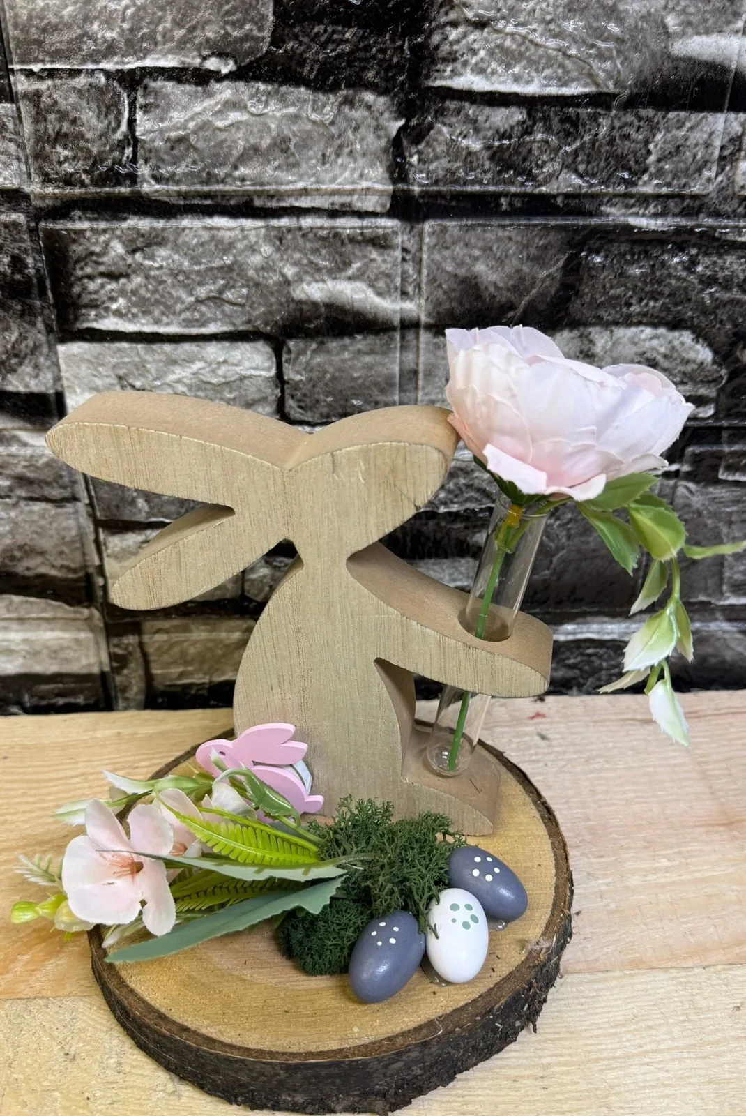 Osterdeko mit Holzhasen und Vase