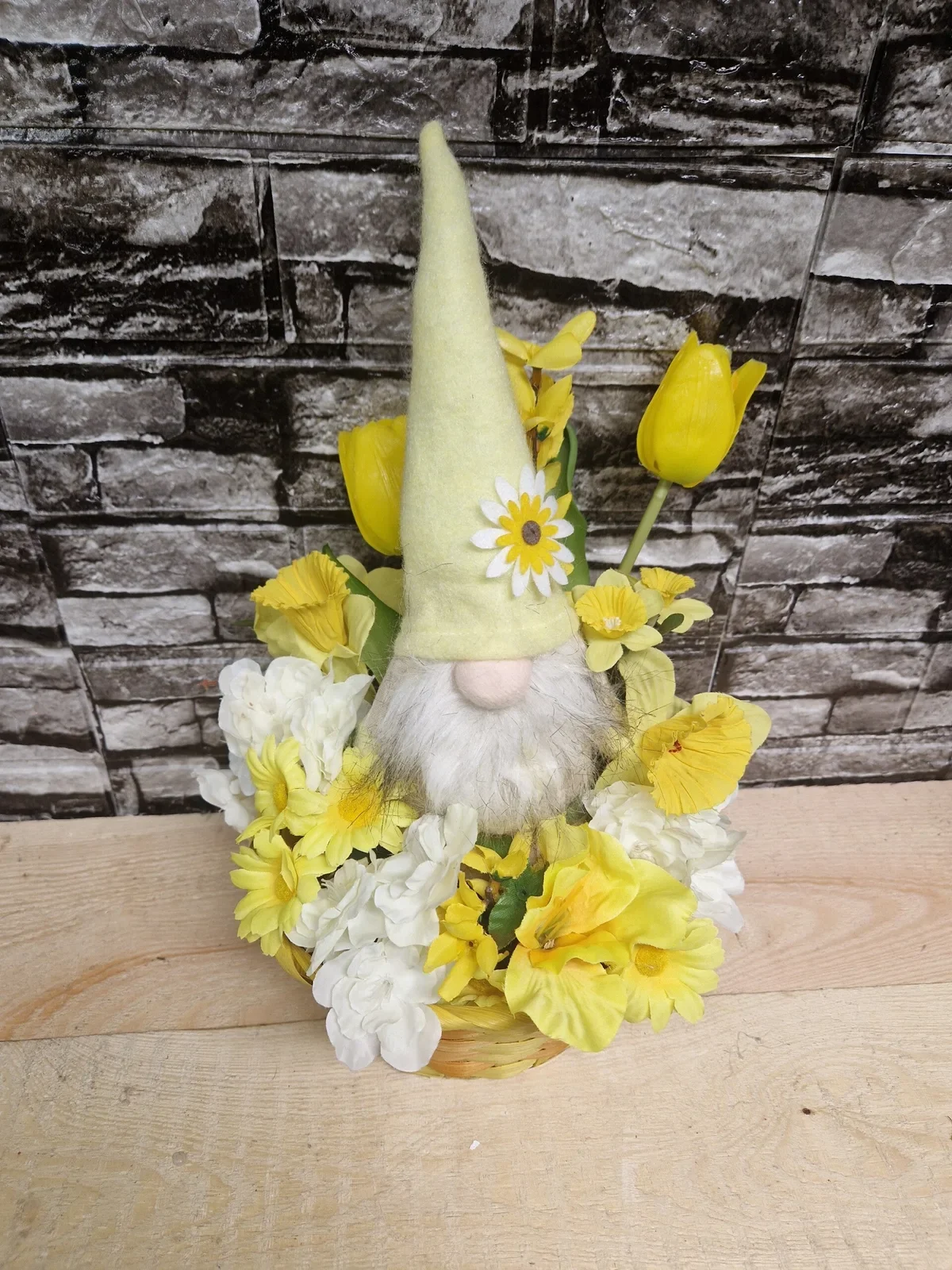 Frühlingsgesteck mit Wichtel und gelben Blüten