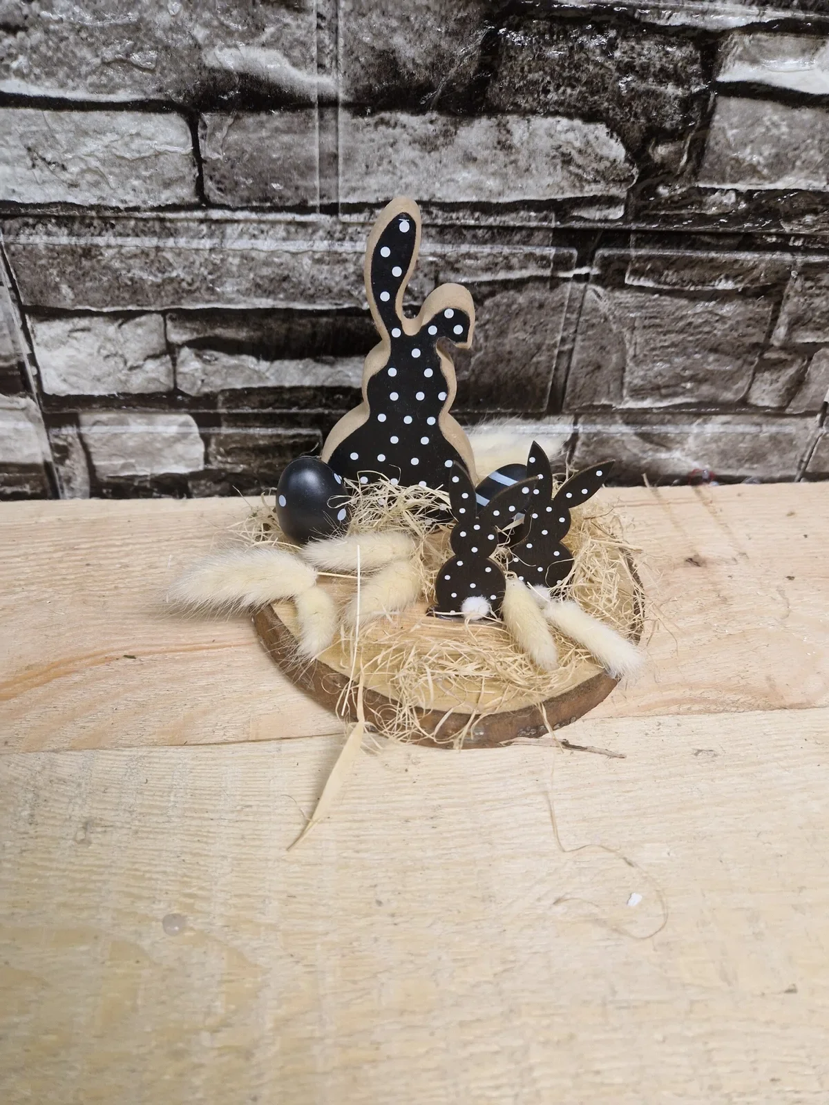 Osterdeko mit Hasen in Schwarz und Naturmaterialien