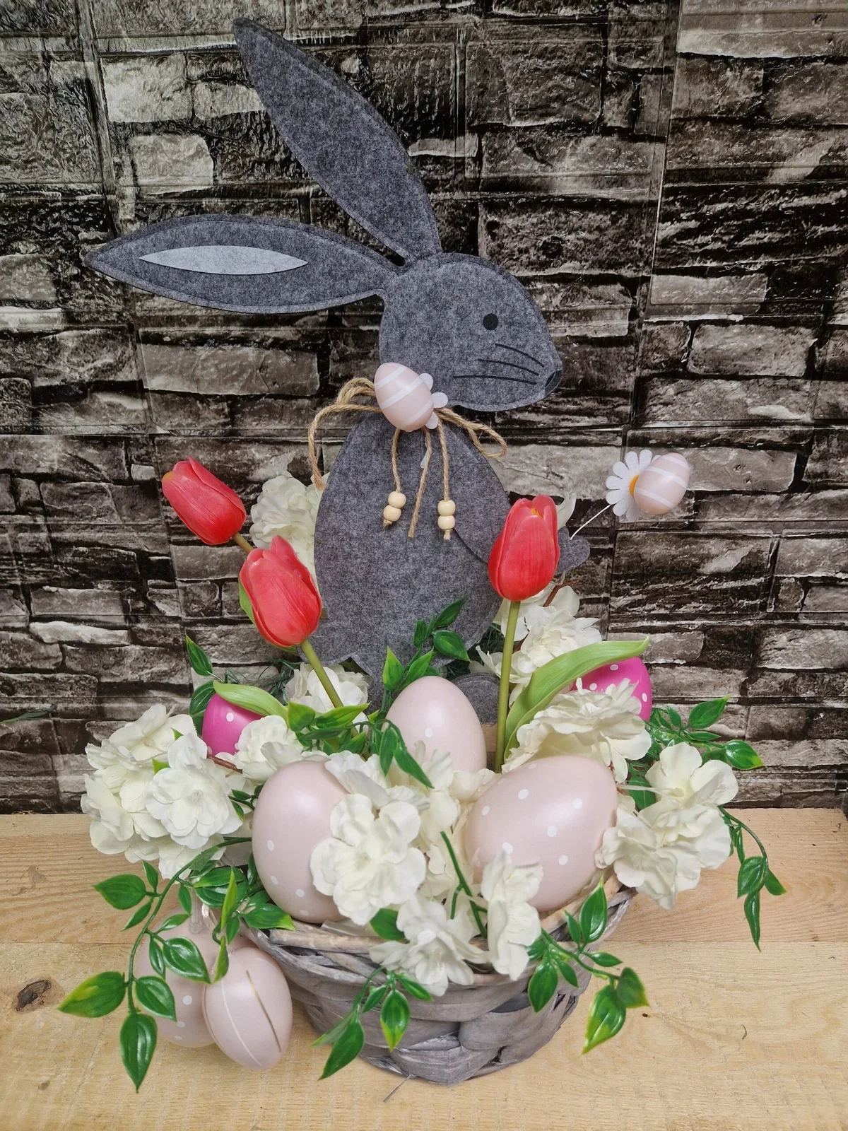Ostergesteck mit Hasenfigur und Tulpen