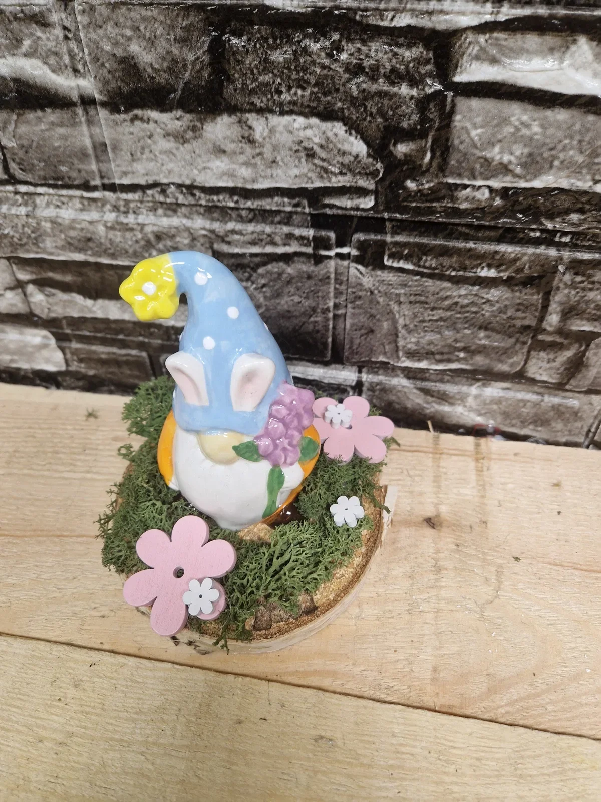 Frühlingsdeko mit Wichtelfigur und Moosbett