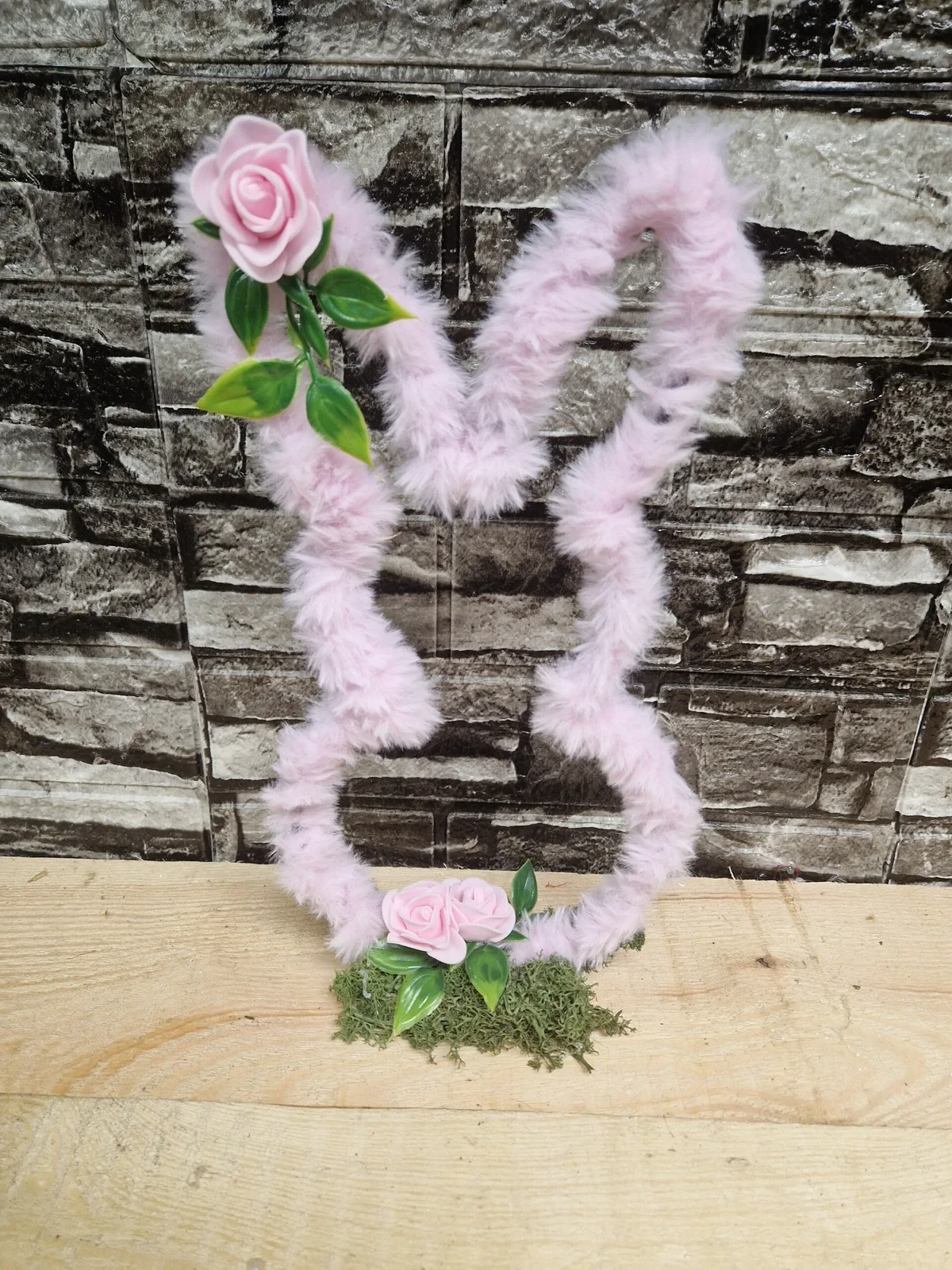 Hasenform aus Flausch in Rosa mit Blüten