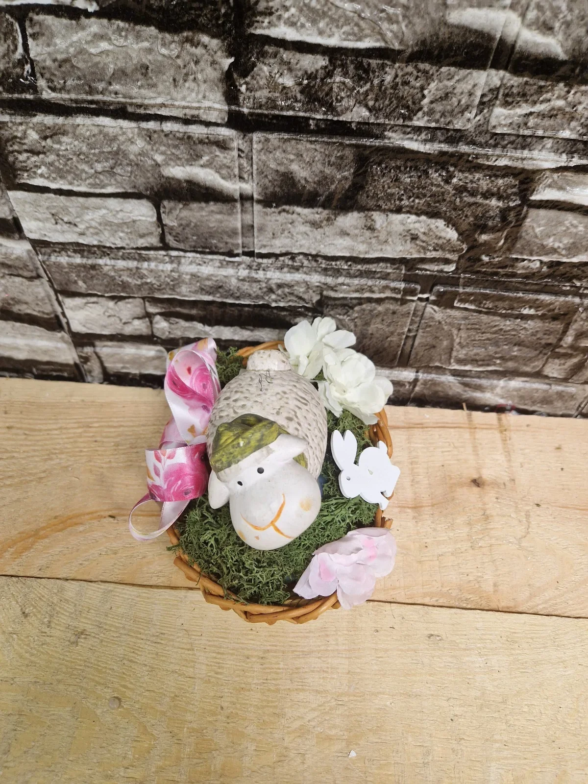 Osterkörbchen mit Schaf und Frühlingsblüten