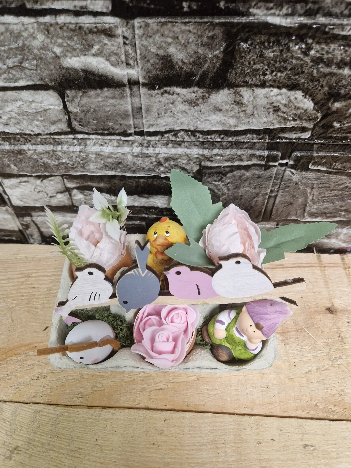 Frühlingsdeko im Eierkarton mit Hasen und Wichtel