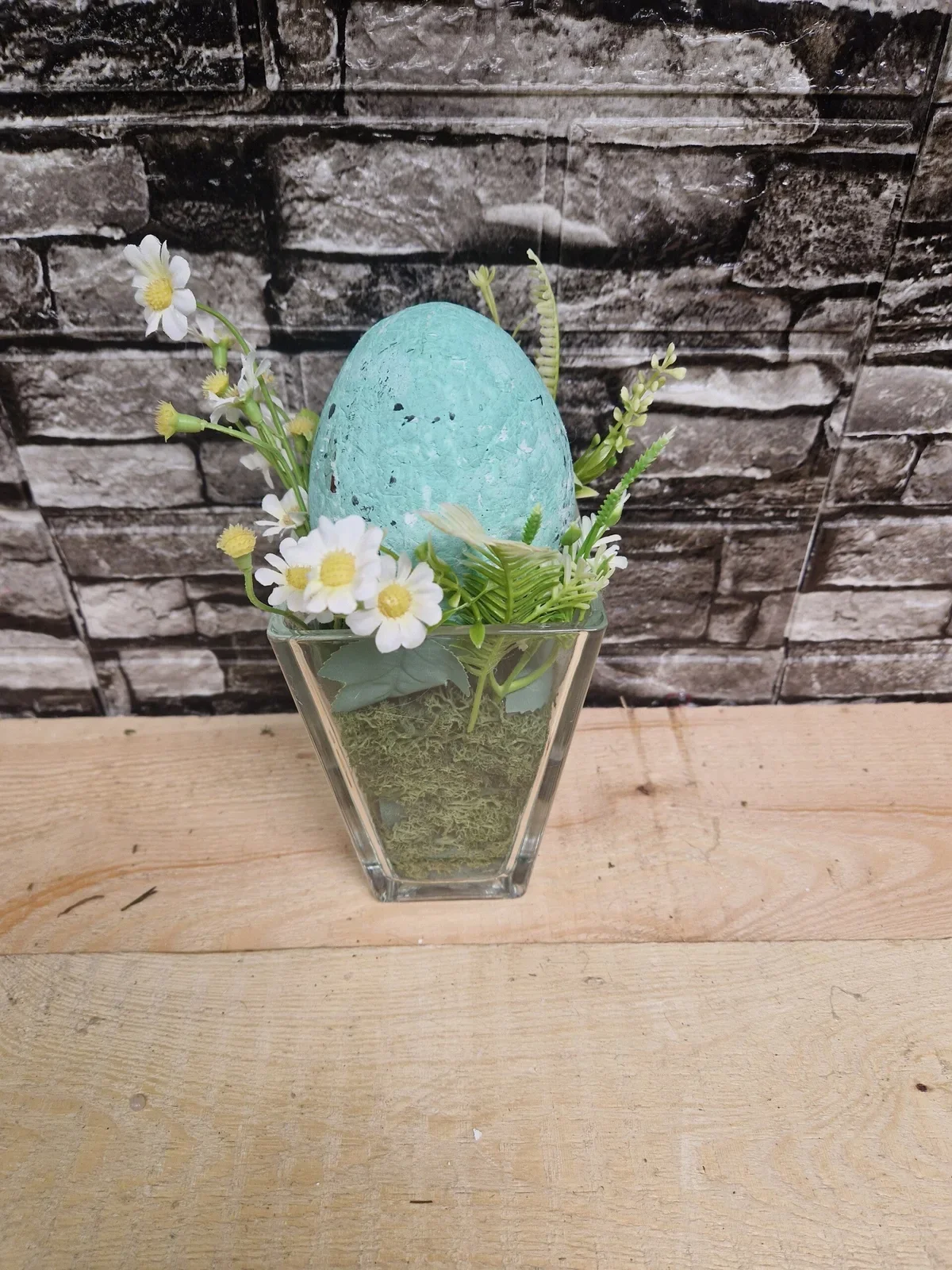 Osterdeko im Glas mit Ei und Frühlingsblumen