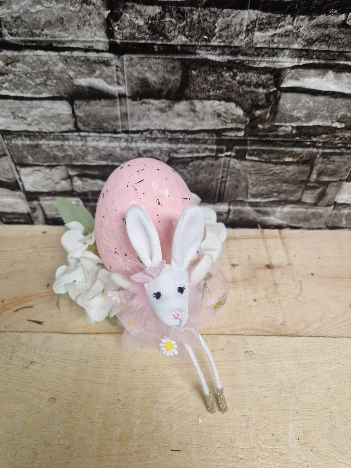Osterdeko mit Hase und Ei in Pastellfarben
