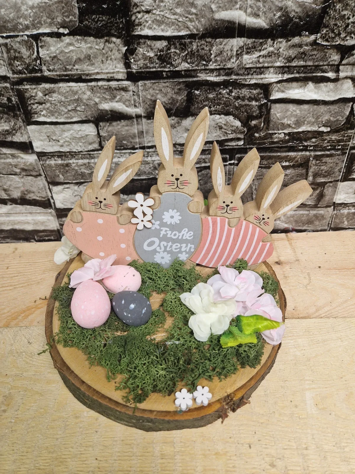 Osterdeko „Frohe Ostern“ mit Hasenfamilie