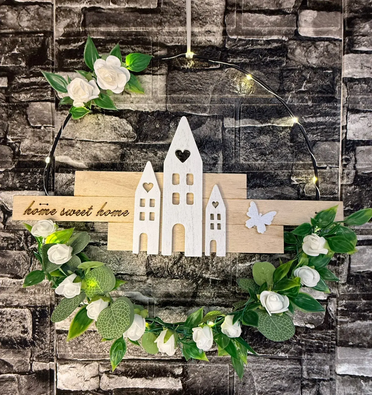 Türkranz „Home sweet home“ mit weißen Rosen und Lichterkette