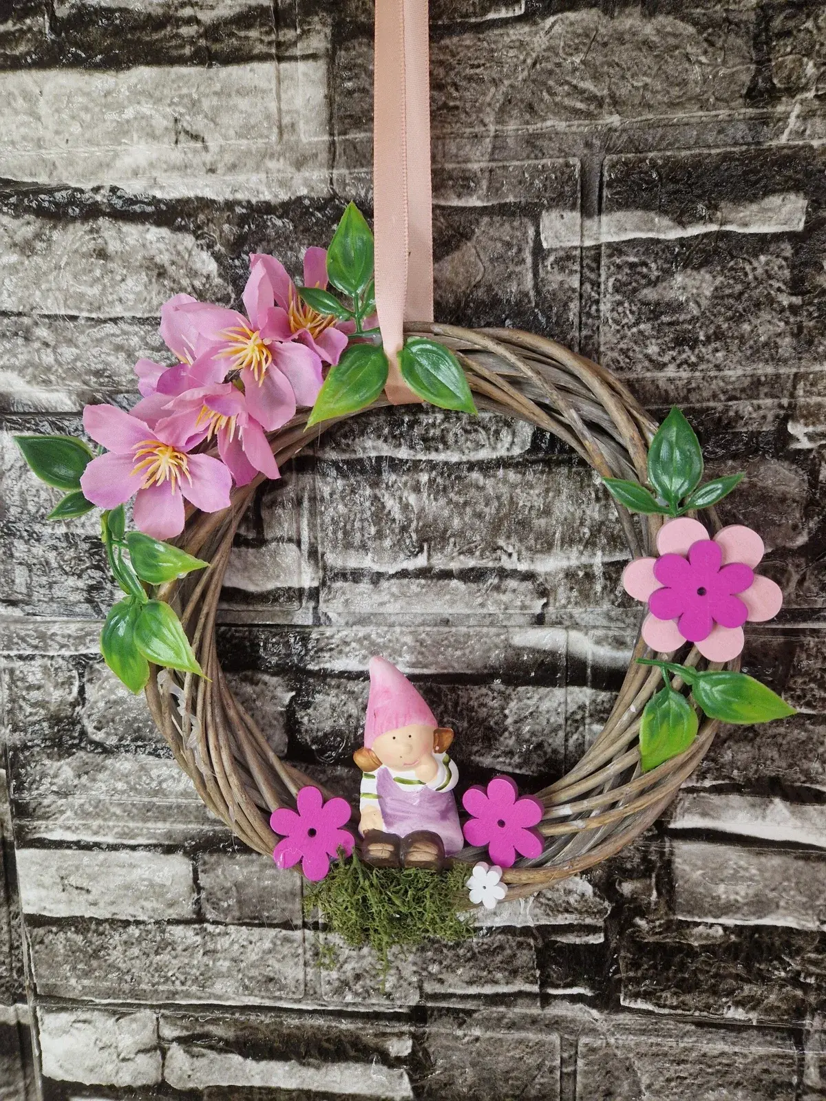Frühlingskranz mit Wichtelfigur und Blüten