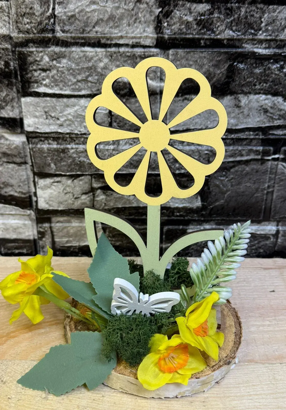 Frühlingsdeko mit Blumenmotiv aus Holz